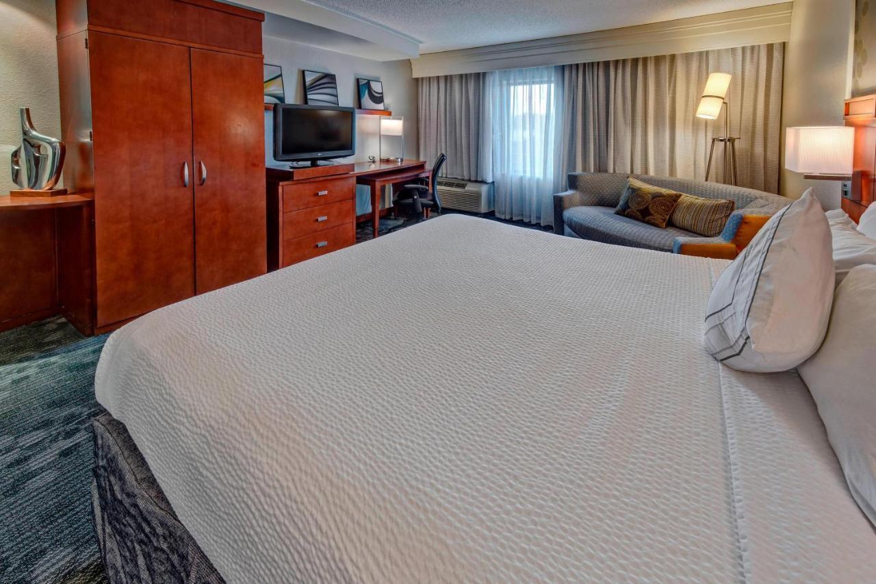 Courtyard By Marriott Alexandria Hotel Exterior foto