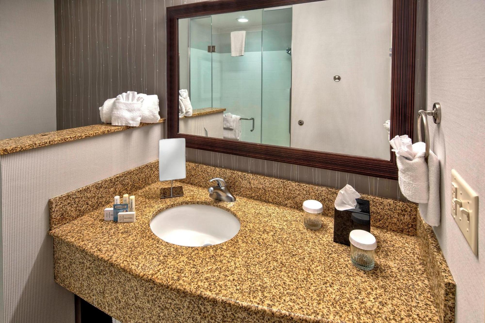 Courtyard By Marriott Alexandria Hotel Exterior foto
