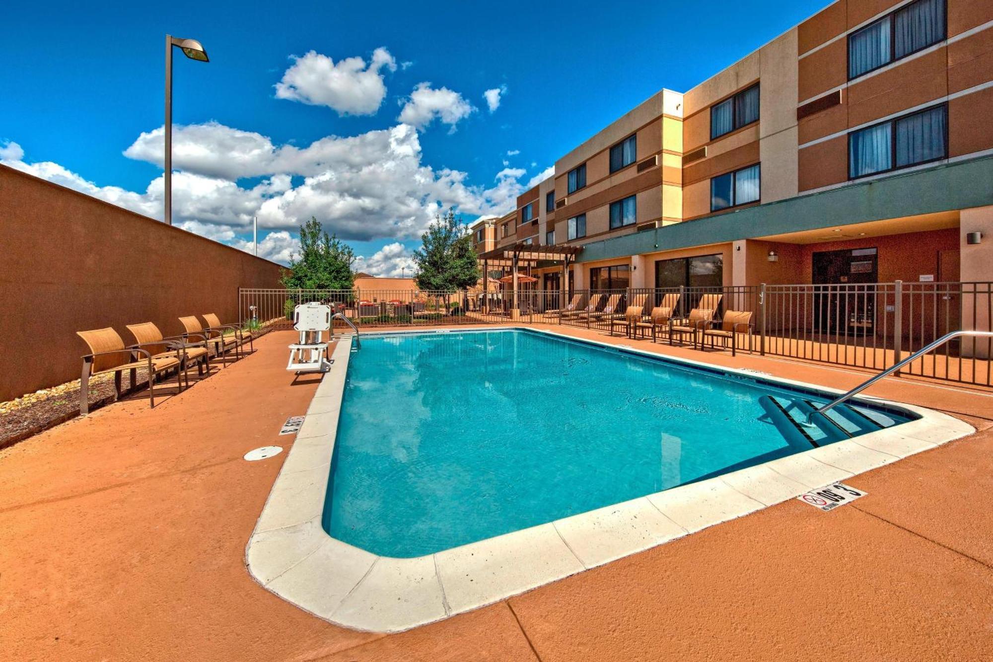 Courtyard By Marriott Alexandria Hotel Exterior foto