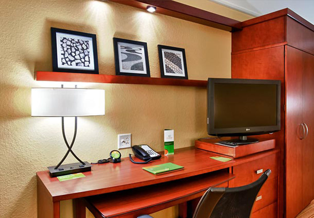 Courtyard By Marriott Alexandria Hotel Exterior foto